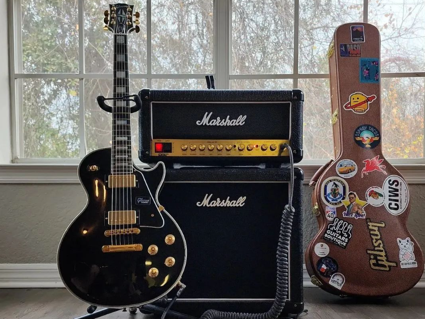 The Gibson Les Paul Custom is one of the nicest guitars money can buy, but with some notable differences from the newer Les Paul Supreme. 