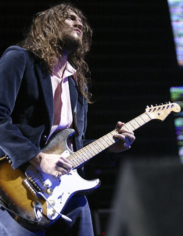 Live shot of John Frusciante from way back in 2006. 