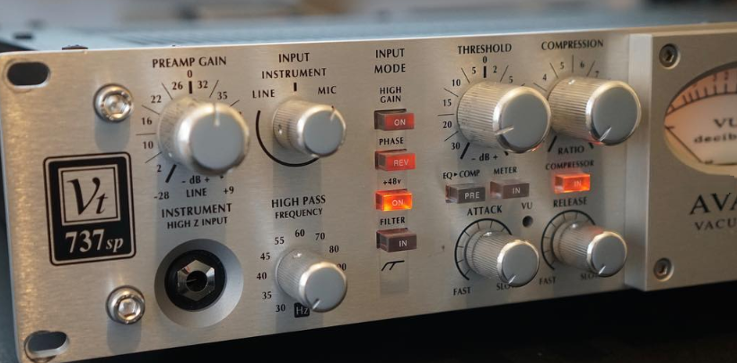 The 737sp has a wider frequency range and is a lot cheaper, but you lose in the i/o department. The 737sp has a wider frequency range and is a lot cheaper, but you lose in the i/o department.