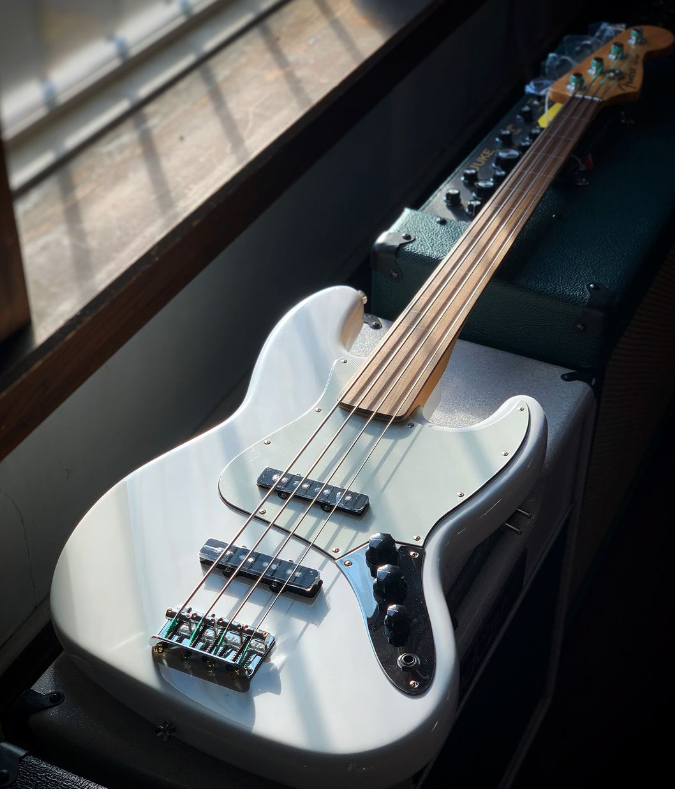 The Jazz bass (pictured fretless above) is used in a wide range of styles and genres, with a flexible tone profile. The Jazz bass (pictured fretless above) is used in a wide range of styles and genres, with a flexible tone profile.