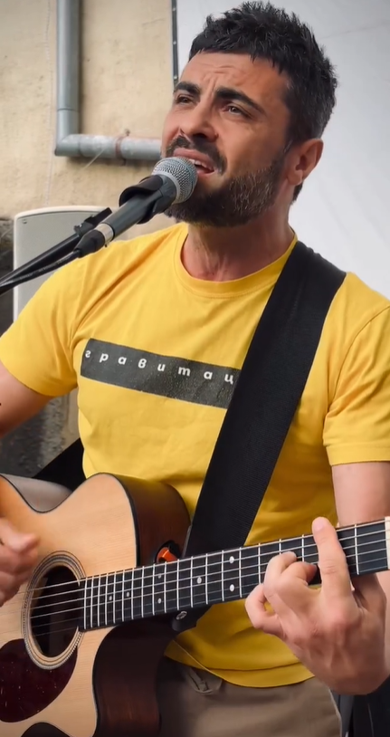 The Fishman Matrix pickup system (VT Enhance NT2) makes this one a good fit for performing and non-mic recording. The Fishman Matrix pickup system (VT Enhance NT2) makes this one a good fit for performing and non-mic recording.