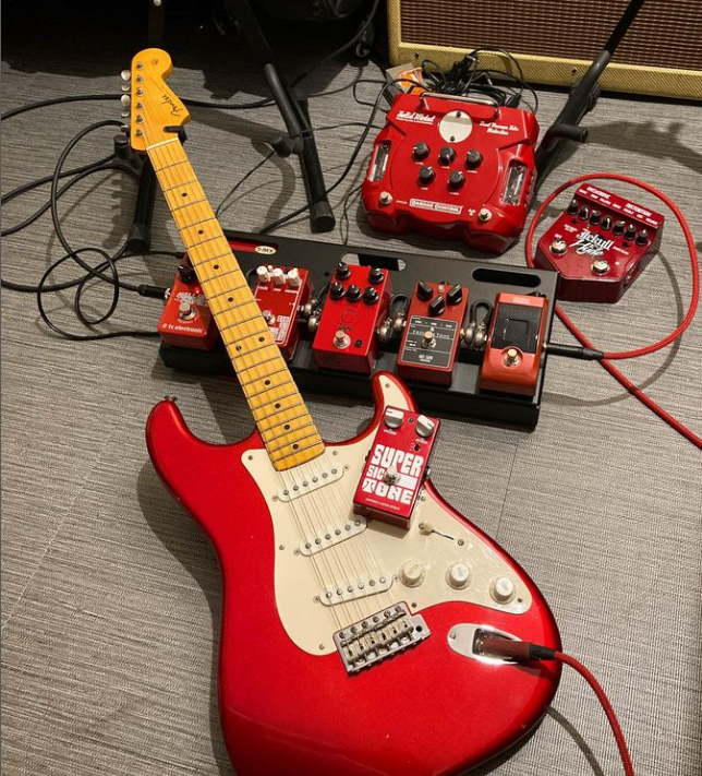 The Dingbat Small pedalboard with five pedals. You can see there is more space above that line of pedals, perhaps where you could fit a mini or even Boss-style pedal.
