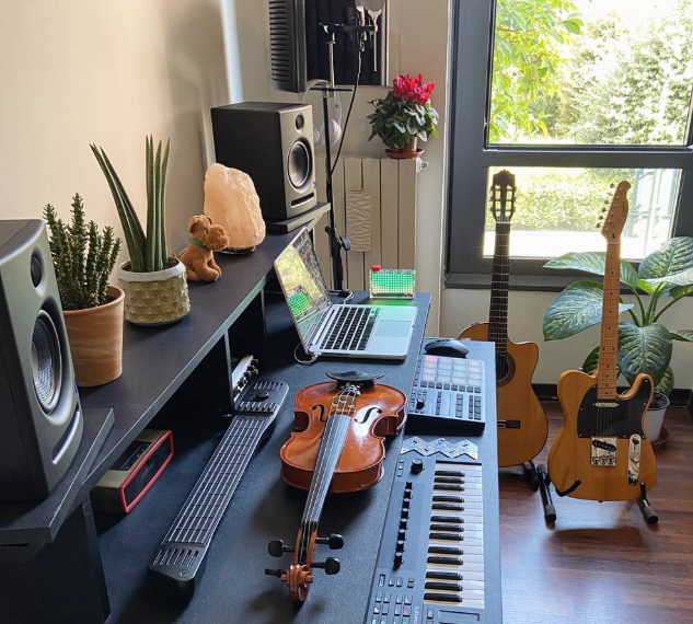 PreSonus Eris 3.5 on a Desk PreSonus Eris 3.5 on a Desk